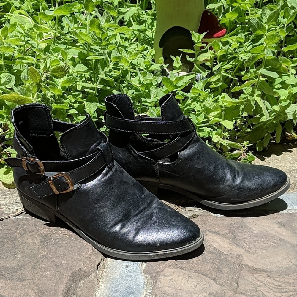 Black pointed toe boots